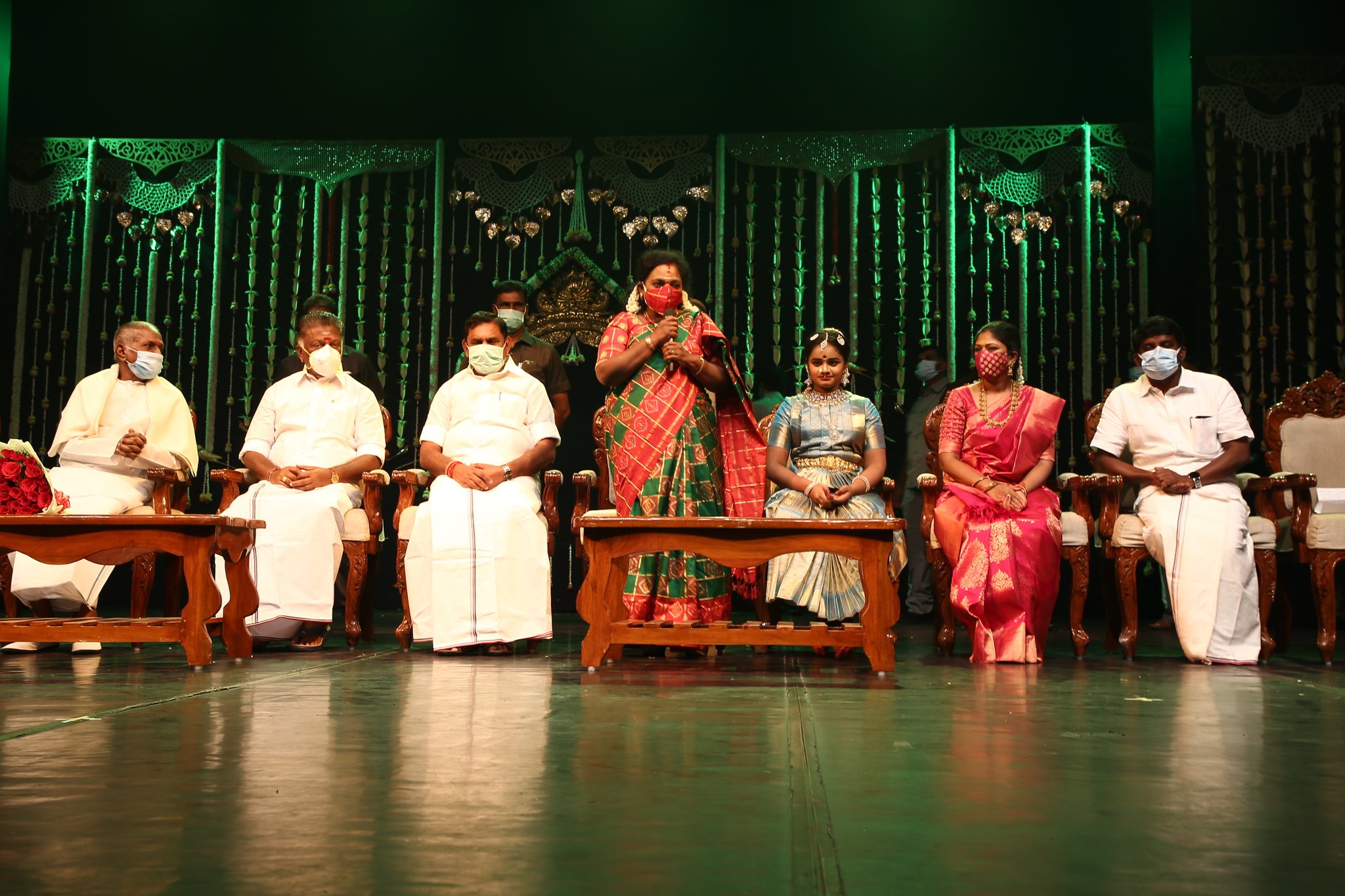  தொடர்ந்து 2.30 மணி நேரம் பரதம் ஆடி அசத்திய ரிதன்யா பிரியதர்ஷினிக்கு சிறப்பு விருந்தினர்கள் ஒன்றுசேர்ந்து பரதநாட்டிய அரங்கேற்றத்துக்கான நற்சான்றிதழை வழங்கினர்.