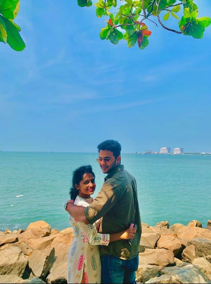 இந்நிலையில் தனது வருங்கால மனைவி த்ரேஸா ஜோசப் உடன் எடுத்துக் கொண்ட புகைப்படத்தை பதிவிட்டு காதலை உறுதியுள்ளார். இந்நிலையில் தனது வருங்கால மனைவி த்ரேஸா ஜோசப் உடன் எடுத்துக் கொண்ட புகைப்படத்தை பதிவிட்டு காதலை உறுதியுள்ளார்.