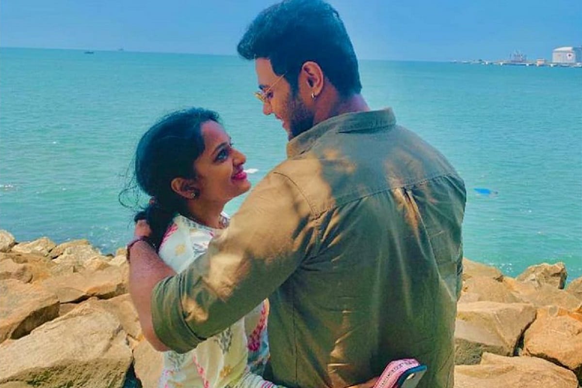 சீரியல் நடிகர் அவினாஷ் தனது காதலியுடன் இருக்கும் புகைப்படத்தை சோஷியல் மீடியாவில் பதிவிட்டுள்ளார். சீரியல் நடிகர் அவினாஷ் தனது காதலியுடன் இருக்கும் புகைப்படத்தை சோஷியல் மீடியாவில் பதிவிட்டுள்ளார்.