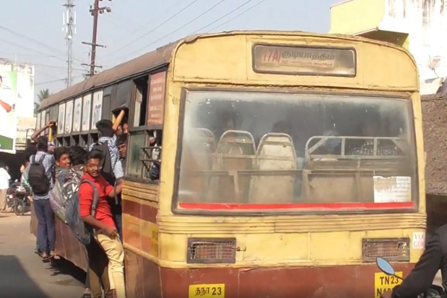 பேருந்துகளில் தொங்கிக்கொண்டு பள்ளி செல்லும் மாணவர்கள்