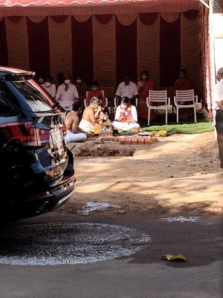 தமிழ் சினிமாவின் முன்னணி நடிகராக வலம் வரும் தனுஷ் போயஸ் கார்டனில் புதிய வீடு ஒன்றை கட்ட இருக்கிறார். தமிழ் சினிமாவின் முன்னணி நடிகராக வலம் வரும் தனுஷ் போயஸ் கார்டனில் புதிய வீடு ஒன்றை கட்ட இருக்கிறார்.