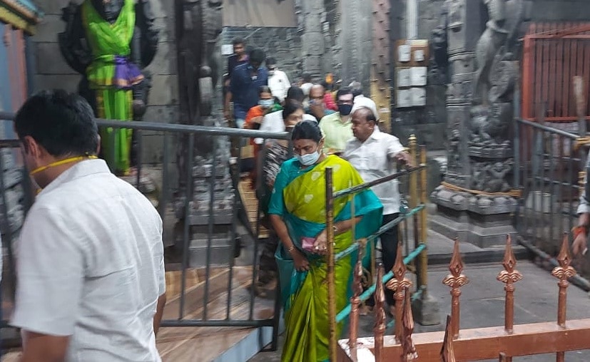 அதன்படி, திருவண்ணாமலையில் உள்ள அண்ணாமலையார் கோயிலிலுக்கு துர்கா ஸ்டாலின் இன்று மாசிமாத பவுர்ணமியை ஒட்டி சாமி தரிசனம் செய்ய வந்தார். அப்போது அவர் மூலவர் சன்னதி, அம்மன் சன்னதி, கால பைரவர் சன்னதி, சனீஸ்வரன் சன்னதிகளுக்கு சென்று சாமி தரிசனம் செய்தார். அவருக்கு சிவாச்சாரியார்கள் பிரசாதம் வழங்கினர். அதன்படி, திருவண்ணாமலையில் உள்ள அண்ணாமலையார் கோயிலிலுக்கு துர்கா ஸ்டாலின் இன்று மாசிமாத பவுர்ணமியை ஒட்டி சாமி தரிசனம் செய்ய வந்தார். அப்போது அவர் மூலவர் சன்னதி, அம்மன் சன்னதி, கால பைரவர் சன்னதி, சனீஸ்வரன் சன்னதிகளுக்கு சென்று சாமி தரிசனம் செய்தார். அவருக்கு சிவாச்சாரியார்கள் பிரசாதம் வழங்கினர்.