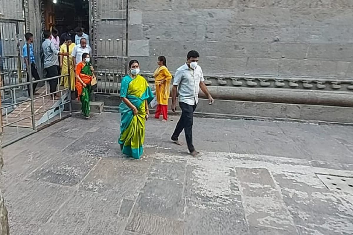 தமிழக தேர்தல் தேதி அறிவிக்கப்பட்ட நிலையில் திருவண்ணாமலை அண்ணாமலையார் கோயிலில் திமுக தலைவர் ஸ்டாலின் மனைவி துர்கா ஸ்டாலின் தரிசனம் செய்தார். தமிழக தேர்தல் தேதி அறிவிக்கப்பட்ட நிலையில் திருவண்ணாமலை அண்ணாமலையார் கோயிலில் திமுக தலைவர் ஸ்டாலின் மனைவி துர்கா ஸ்டாலின் தரிசனம் செய்தார்.