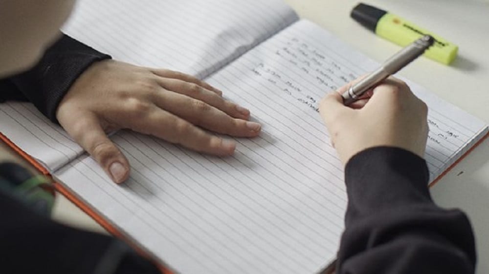  கடிதம் : மொபைல் வந்த பின் கடிதம் எழுதும் பழக்கம் அறவே இல்லாமல் போய் விட்டது. இப்பழக்கத்தை மீண்டும் குழந்தைகள் மத்தியில் ஏற்படுத்துவது அவர்களின் கற்பனை வளத்தை பெருக்கும் மற்றும் அவர்களின் கையெழுத்தும் அழகாகும்.