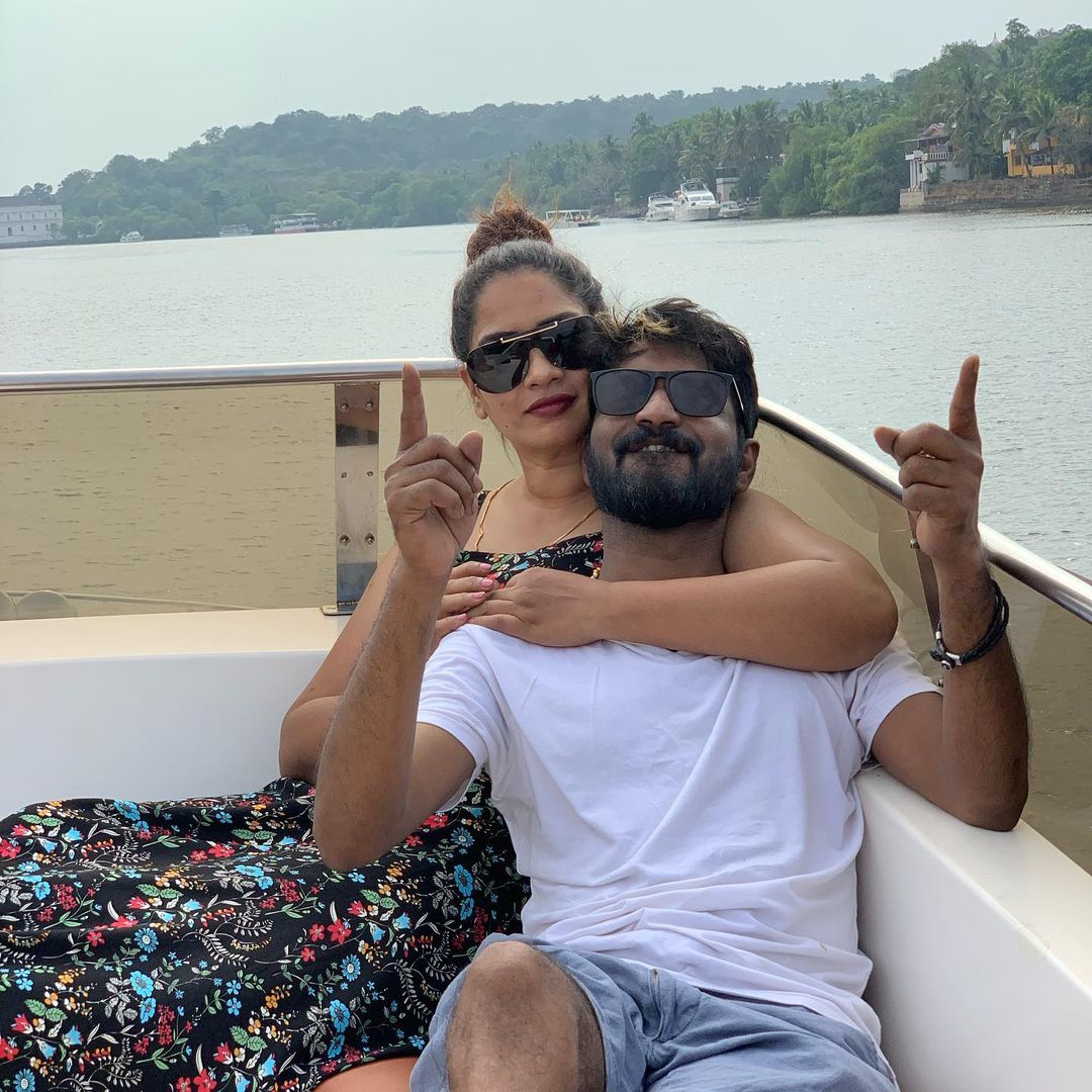 பாண்டிச்சேரியை பூர்வீகமாகக் கொண்ட இவர் சுசினா ஜார்ஜ் என்ற பெண்ணை காதலித்து திருமணம் செய்து கொண்டார். இத்தம்பதிக்கு ஒரு மகன் மற்றும் மகள் உள்ளனர். பாண்டிச்சேரியை பூர்வீகமாகக் கொண்ட இவர் சுசினா ஜார்ஜ் என்ற பெண்ணை காதலித்து திருமணம் செய்து கொண்டார். இத்தம்பதிக்கு ஒரு மகன் மற்றும் மகள் உள்ளனர்.