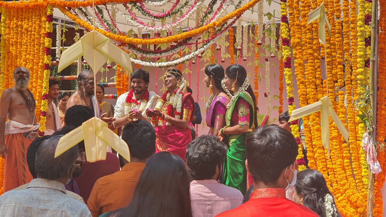 தேசிய விருதுபெற்ற பிரபல இயக்குநர் அகத்தியனின் மகள் தான் நிரஞ்சனி அகத்தியன். திரைப்படத்தில் நடிப்பதற்கு முன்பாகவே ஆடை வடிவமைப்பாளராக இருந்து வருகிறார். சூப்பர் ஸ்டார் தொடங்கி பல முன்னணி நடிகர்களின் படங்களுக்கு ஆடைகள் வடிவமைத்துள்ளார். தேசிய விருதுபெற்ற பிரபல இயக்குநர் அகத்தியனின் மகள் தான் நிரஞ்சனி அகத்தியன். திரைப்படத்தில் நடிப்பதற்கு முன்பாகவே ஆடை வடிவமைப்பாளராக இருந்து வருகிறார். சூப்பர் ஸ்டார் தொடங்கி பல முன்னணி நடிகர்களின் படங்களுக்கு ஆடைகள் வடிவமைத்துள்ளார்.
