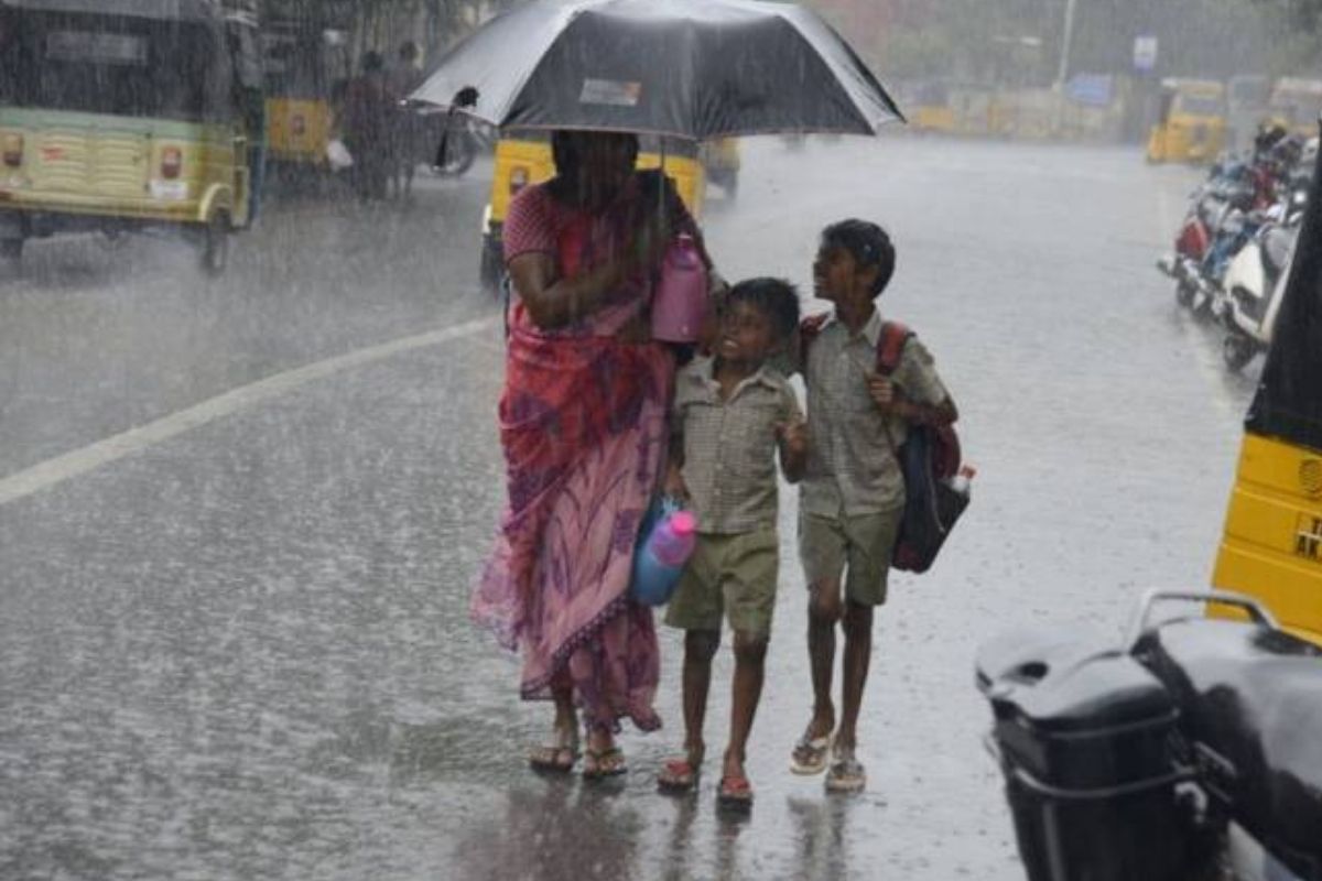 குமரிக்கடல் பகுதியில் நிலவும் காற்றின் சுழற்சி காரணமாக இன்று முதல் வரும் 13ம் தேதி வரை தென்தமிழக கடலோர மாவட்டங்களின் ஓரிரு இடங்களில் இடியுடன் கூடிய லேசான மழை பெய்யும் என சென்னை வானிலை ஆய்வு மையம் தெரிவித்துள்ளது. குமரிக்கடல் பகுதியில் நிலவும் காற்றின் சுழற்சி காரணமாக இன்று முதல் வரும் 13ம் தேதி வரை தென்தமிழக கடலோர மாவட்டங்களின் ஓரிரு இடங்களில் இடியுடன் கூடிய லேசான மழை பெய்யும் என சென்னை வானிலை ஆய்வு மையம் தெரிவித்துள்ளது.