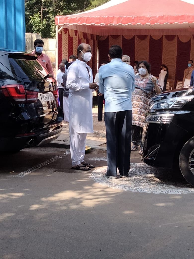 பூமி பூஜையில் நடிகர் ரஜினிகாந்த் அவரது மனைவி லதா ரஜினிகாந்த், மகள் ஐஸ்வர்யா தனுஷ், மருமகன் தனுஷ் உள்ளிட்ட குடும்பத்தினர் கலந்து கொண்டனர். பூமி பூஜையில் நடிகர் ரஜினிகாந்த் அவரது மனைவி லதா ரஜினிகாந்த், மகள் ஐஸ்வர்யா தனுஷ், மருமகன் தனுஷ் உள்ளிட்ட குடும்பத்தினர் கலந்து கொண்டனர்.