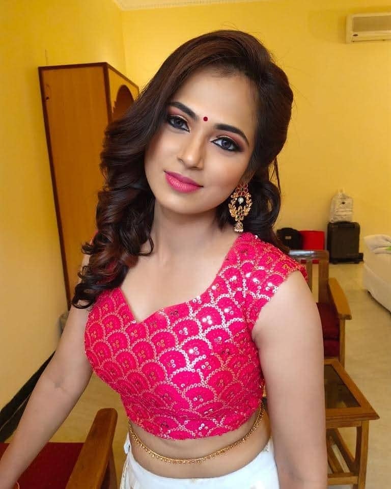 ஜோக்கர், ஆண் தேவதை உள்ளிட்ட படங்களில் நடித்திருக்கும் ரம்யா பாண்டியன் தனது வீட்டு மாடியில் எடுக்கப்பட்ட போட்டோக்களால் இளம் ரசிகர்களிடையே பிரபலமானார். ஜோக்கர், ஆண் தேவதை உள்ளிட்ட படங்களில் நடித்திருக்கும் ரம்யா பாண்டியன் தனது வீட்டு மாடியில் எடுக்கப்பட்ட போட்டோக்களால் இளம் ரசிகர்களிடையே பிரபலமானார்.