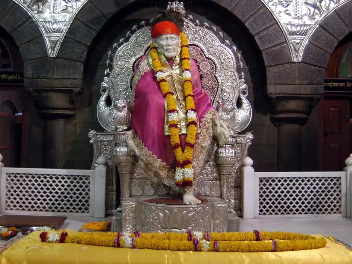 மனிதர்கள் மத்தியில் வாழ்ந்து மறைந்த தெய்வங்களான பல மாகன்கள் இருந்த போதிலும், மதம், மொழி, இனம் போன்ற அடையாளங்களை கடந்து வலியவர்களுக்கு அற்புதம் செய்யும் தெய்வமாக போற்றப்படுகிறார் சீரடி சாய்பாபா. அற்புதங்களை சாய்பாபா மட்டும் செய்யவில்லை சீரடியில் உள்ள பலவும் அற்புதங்களால் நிறைந்துள்ளது. சரி வாருங்கள் யாரும் அறிந்திராத அந்த அற்புதங்களை இங்கே காண்போம். மனிதர்கள் மத்தியில் வாழ்ந்து மறைந்த தெய்வங்களான பல மாகன்கள் இருந்த போதிலும், மதம், மொழி, இனம் போன்ற அடையாளங்களை கடந்து வலியவர்களுக்கு அற்புதம் செய்யும் தெய்வமாக போற்றப்படுகிறார் சீரடி சாய்பாபா. அற்புதங்களை சாய்பாபா மட்டும் செய்யவில்லை சீரடியில் உள்ள பலவும் அற்புதங்களால் நிறைந்துள்ளது. சரி வாருங்கள் யாரும் அறிந்திராத அந்த அற்புதங்களை இங்கே காண்போம்.