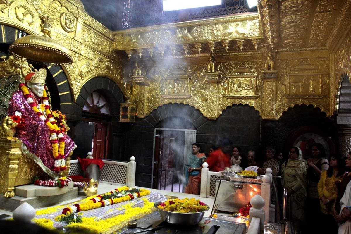 இந்தியாவில் திருப்பதி ஏழுமலையான் கோயிலுக்கு வரும் பக்தர்களின் எண்ணிக்கைக்கு பிறகு, சீரடிக்கு தான் அதிகம் பேர் வருவதாக முக்கிய புள்ளி விவரங்கள் தெரிவிக்கின்றன. மும்பையிலிருந்து 300 கி.மீ தொலைவில் அமைந்துள்ள சீரடி என்ற இடம் சாய் பாபாவின் வீடு என்று அறியப்படுகிறது. சாய் பாபாவை ஒரு தடவை தரிசனம் செய்தாலே நம் பாவங்கள் தொலைந்து விடும் என்கிற நம்பிக்கை உண்டு. இந்தியாவில் திருப்பதி ஏழுமலையான் கோயிலுக்கு வரும் பக்தர்களின் எண்ணிக்கைக்கு பிறகு, சீரடிக்கு தான் அதிகம் பேர் வருவதாக முக்கிய புள்ளி விவரங்கள் தெரிவிக்கின்றன. மும்பையிலிருந்து 300 கி.மீ தொலைவில் அமைந்துள்ள சீரடி என்ற இடம் சாய் பாபாவின் வீடு என்று அறியப்படுகிறது. சாய் பாபாவை ஒரு தடவை தரிசனம் செய்தாலே நம் பாவங்கள் தொலைந்து விடும் என்கிற நம்பிக்கை உண்டு.