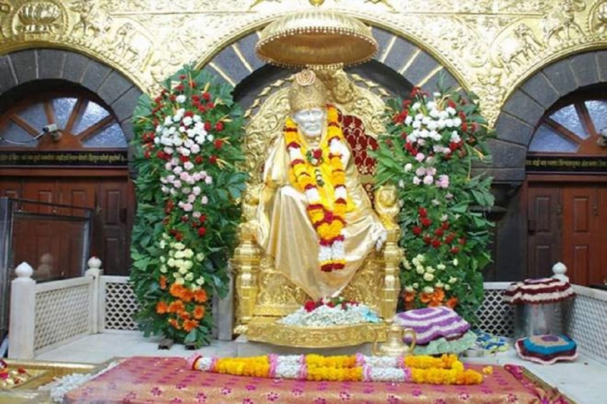 சாய் பாபாவின் உண்மை பெயர் இன்னும் தெரியவில்லை: மக்கள் அவரை வணங்கி பல வருடங்கள் கழித்து, சாய் பாபாவின் உண்மையான பெயர் என்ன என்பது யாருக்கும் தெரியாது. அவர் உடையணிந்த விதம் காரணமாக மக்கள் அவரை ஃபக்கீர் என்று அழைத்தனர். முதன்முதலில் 'சாய்' என்று ஒரு கோயில் பூசாரி அழைத்ததாக வாய்வழி கதைகள் கூறப்படுகிறது. சாய் பாபாவின் உண்மை பெயர் இன்னும் தெரியவில்லை: மக்கள் அவரை வணங்கி பல வருடங்கள் கழித்து, சாய் பாபாவின் உண்மையான பெயர் என்ன என்பது யாருக்கும் தெரியாது. அவர் உடையணிந்த விதம் காரணமாக மக்கள் அவரை ஃபக்கீர் என்று அழைத்தனர். முதன்முதலில் 'சாய்' என்று ஒரு கோயில் பூசாரி அழைத்ததாக வாய்வழி கதைகள் கூறப்படுகிறது.