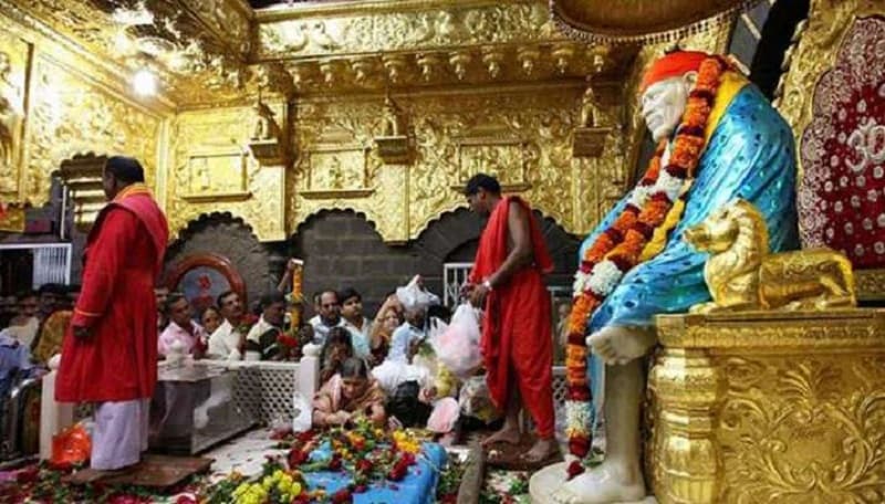 ஆல்கஹால் இல்லாத நகரம்: சீரடியில் மதுவை குடிப்பதற்கானcமுறைகள் வேறுமாதிரி இருக்கும். நகரத்தின் பெரும்பாலான இடங்களில் ஆல்கஹால் விற்கப்படுவதில்லை. ஆல்கஹால் இல்லாத நகரம்: சீரடியில் மதுவை குடிப்பதற்கானcமுறைகள் வேறுமாதிரி இருக்கும். நகரத்தின் பெரும்பாலான இடங்களில் ஆல்கஹால் விற்கப்படுவதில்லை.