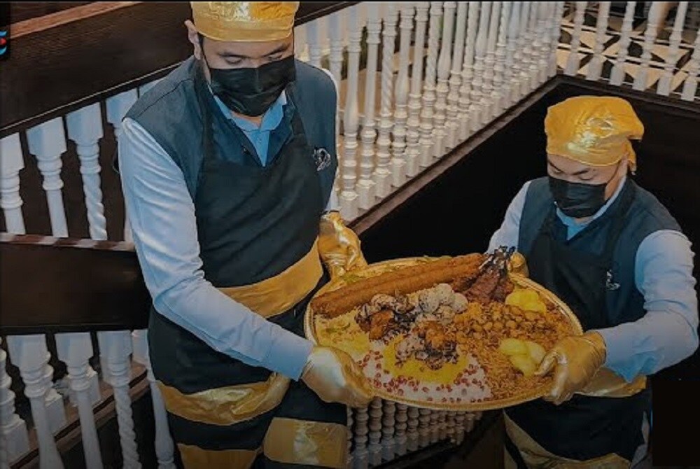 இதுதவிர, தட்டில் லாம்ப் சாப்ஸ் மற்றும் லாம்ப் சீக் கபாப் ஆகியவையும் இடம் பெற்றிருக்கும். இறுதியாக, புதினா, வறுத்த முந்திரி, மாதுளை மற்றும் வறுத்த வெங்காயம் ஆகியவற்றால் இந்த ராயல் கோல்ட் பிரியாணி அலங்கரிக்கப்பட்டுள்ளது. பிரமாண்டமான பிரியாணியுடன் மூன்று விதமான சைடு டிஷ்கள் வழங்கப்படுகிறது. அதில் நிஹாரி சலன், ஜோத்புரி சலன், பாதம் டாப்பிங் செய்யப்பட்ட பாதாமி சாஸ் மற்றும் மாதுளை ரைத்தா ஆகியவை அடங்கும். இதுதவிர, தட்டில் லாம்ப் சாப்ஸ் மற்றும் லாம்ப் சீக் கபாப் ஆகியவையும் இடம் பெற்றிருக்கும். இறுதியாக, புதினா, வறுத்த முந்திரி, மாதுளை மற்றும் வறுத்த வெங்காயம் ஆகியவற்றால் இந்த ராயல் கோல்ட் பிரியாணி அலங்கரிக்கப்பட்டுள்ளது. பிரமாண்டமான பிரியாணியுடன் மூன்று விதமான சைடு டிஷ்கள் வழங்கப்படுகிறது. அதில் நிஹாரி சலன், ஜோத்புரி சலன், பாதம் டாப்பிங் செய்யப்பட்ட பாதாமி சாஸ் மற்றும் மாதுளை ரைத்தா ஆகியவை அடங்கும்.