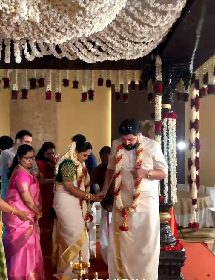 சித்தார்த் விபினுக்கும் - ஸ்ரியா என்ற பெண்ணுக்கும் கேரளத்து ஸ்டைலில் 2021-ம் ஆண்டு ஜனவரி 24-ம் தேதி திருமணம் நடைபெற்றது. சித்தார்த் விபினுக்கும் - ஸ்ரியா என்ற பெண்ணுக்கும் கேரளத்து ஸ்டைலில் 2021-ம் ஆண்டு ஜனவரி 24-ம் தேதி திருமணம் நடைபெற்றது.