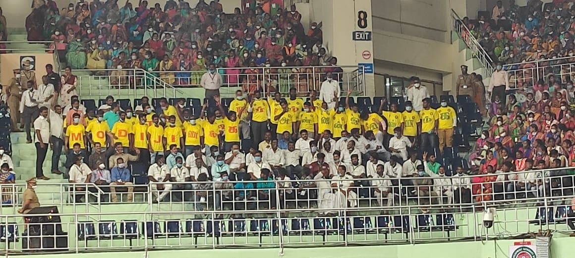 நேரு உள்விளையாட்டு அரங்கில் வந்த இளைஞர்கள் சிலர் அண்ணன் எடப்பாடி வாழ்க, மோடி ஜி வாழ்க எந்த வாசகத்துடன் டீ-சார்ட் அணிந்து அணிவகுத்து நின்றனர். நேரு உள்விளையாட்டு அரங்கில் வந்த இளைஞர்கள் சிலர் அண்ணன் எடப்பாடி வாழ்க, மோடி ஜி வாழ்க எந்த வாசகத்துடன் டீ-சார்ட் அணிந்து அணிவகுத்து நின்றனர்.