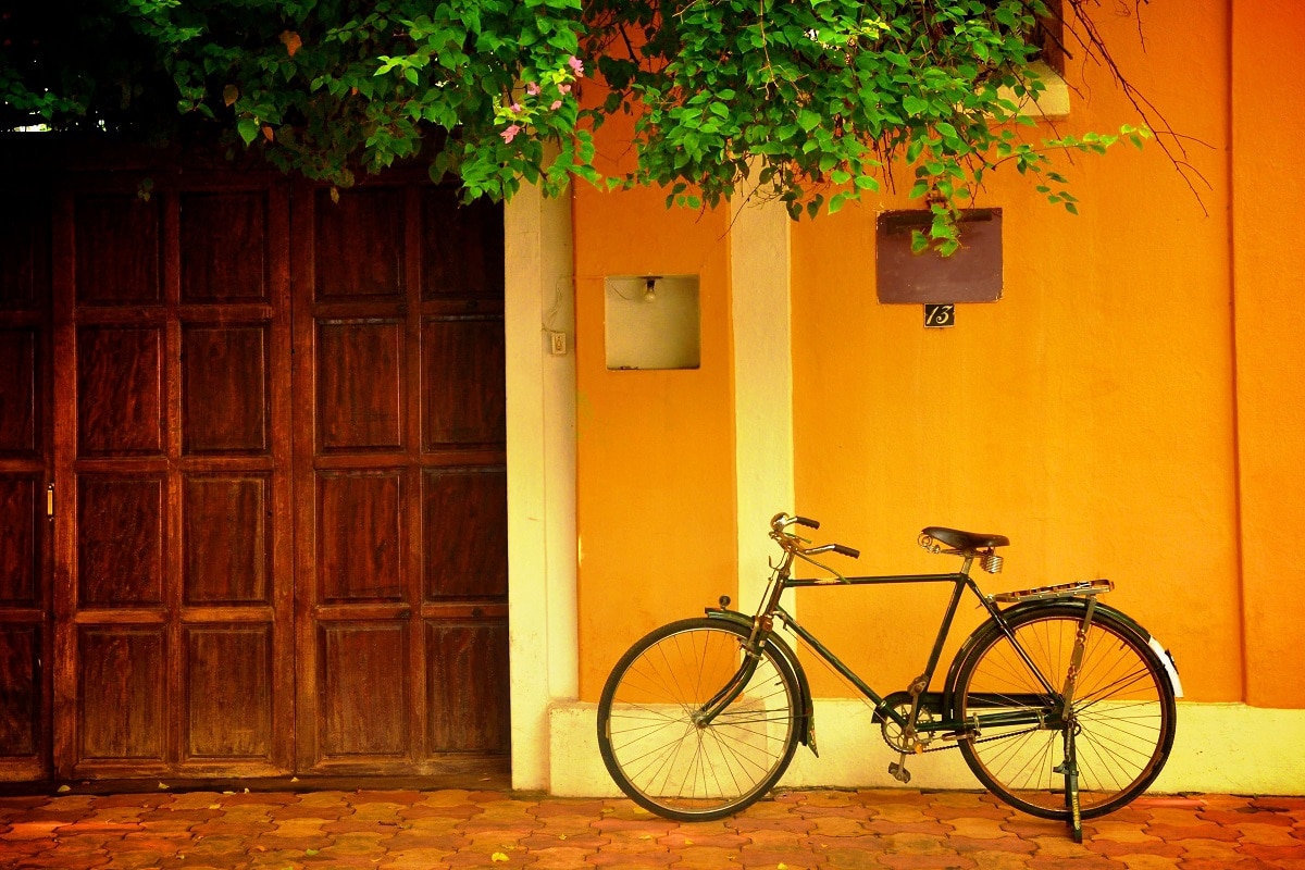 பிரஞ்சு குவார்ட்டர், பாண்டிச்சேரி (French Quarter, Pondicherry) : இளம் ஜோடிகள் ப்ரீ வெட்டிங் ஷூட் செய்வதற்கு பொருத்தமான இடம் பிரெஞ்சு குவார்ட்டர். வெளிநாடுகளில் இருக்கும் வீதிகள் போன்ற அமைப்பு, காலணித்துவ ஸ்டைல் இங்கு உள்ளன. அங்கு சென்று நகர அமைப்பை பார்த்தால், நிச்சயம் ஃபோட்டோ ஷூட் நடத்தாமல் அங்கிருந்து நகரமாட்டீர்கள். வேறொரு இடம் வேண்டும் என விரும்பினால், பனா மீனா கா குண்ட் (Panna Meena Ka Kund) இடத்தை தேர்வு செய்யுங்கள். அந்த இடத்தை நீங்கள் எத்தனை முறை பார்வையிட்டாலும், உங்களை வியப்பில் ஆழ்த்திக்கொண்டே இருக்கும். 16ம் நூற்றாண்டில் கட்டப்பட்ட அந்த கட்டடத்தில் ராஜஸ்தானி ஆடைகளை அணிந்து கொண்டு இளவரசி போல் போஸ் கொடுங்கள். உங்களை நீங்களே மிகவும் ரசிப்பீர்கள். இந்தியாவில் உள்ள மிகச்சிறந்த ப்ரீ வெட்டிங் ஃபோட்டோ சூட் நடத்த ஏற்ற இடங்களில் இதுவும் ஒன்று. பிரஞ்சு குவார்ட்டர், பாண்டிச்சேரி (French Quarter, Pondicherry) : இளம் ஜோடிகள் ப்ரீ வெட்டிங் ஷூட் செய்வதற்கு பொருத்தமான இடம் பிரெஞ்சு குவார்ட்டர். வெளிநாடுகளில் இருக்கும் வீதிகள் போன்ற அமைப்பு, காலணித்துவ ஸ்டைல் இங்கு உள்ளன. அங்கு சென்று நகர அமைப்பை பார்த்தால், நிச்சயம் ஃபோட்டோ ஷூட் நடத்தாமல் அங்கிருந்து நகரமாட்டீர்கள். வேறொரு இடம் வேண்டும் என விரும்பினால், பனா மீனா கா குண்ட் (Panna Meena Ka Kund) இடத்தை தேர்வு செய்யுங்கள். அந்த இடத்தை நீங்கள் எத்தனை முறை பார்வையிட்டாலும், உங்களை வியப்பில் ஆழ்த்திக்கொண்டே இருக்கும். 16ம் நூற்றாண்டில் கட்டப்பட்ட அந்த கட்டடத்தில் ராஜஸ்தானி ஆடைகளை அணிந்து கொண்டு இளவரசி போல் போஸ் கொடுங்கள். உங்களை நீங்களே மிகவும் ரசிப்பீர்கள். இந்தியாவில் உள்ள மிகச்சிறந்த ப்ரீ வெட்டிங் ஃபோட்டோ சூட் நடத்த ஏற்ற இடங்களில் இதுவும் ஒன்று.