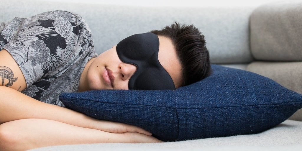 ஸ்லீப்பிங் மாஸ்க் (Sleep masks) : பயணம் பெரும்பாலும் வேடிக்கையாக இருந்தாலும், அந்த பொழுதுபோக்கு காரணமாக உங்களுக்கு சோர்வு ஏற்படலாம். இது போன்ற பயணங்களில் ஒருவரின் தூக்கம் என்பது ரயில்களிலோ அல்லது விமானங்களிலோ உள்ளன. இங்கு தான் ஸ்லீப்பிங் மாஸ்க்கின் தேவை அதிகரிக்கிறது. அவற்றைப் போட்டு உடனடியாக தூங்குங்கள். இந்த முகமூடிகளை ஆர்டர் செய்ய பல வலைத்தளங்கள் உள்ளன. மேலும் அவற்றை நீங்களே கூட தயாரித்து உங்கள் காதலருக்கு கொடுக்கலாம் ஸ்லீப்பிங் மாஸ்க் (Sleep masks) : பயணம் பெரும்பாலும் வேடிக்கையாக இருந்தாலும், அந்த பொழுதுபோக்கு காரணமாக உங்களுக்கு சோர்வு ஏற்படலாம். இது போன்ற பயணங்களில் ஒருவரின் தூக்கம் என்பது ரயில்களிலோ அல்லது விமானங்களிலோ உள்ளன. இங்கு தான் ஸ்லீப்பிங் மாஸ்க்கின் தேவை அதிகரிக்கிறது. அவற்றைப் போட்டு உடனடியாக தூங்குங்கள். இந்த முகமூடிகளை ஆர்டர் செய்ய பல வலைத்தளங்கள் உள்ளன. மேலும் அவற்றை நீங்களே கூட தயாரித்து உங்கள் காதலருக்கு கொடுக்கலாம்