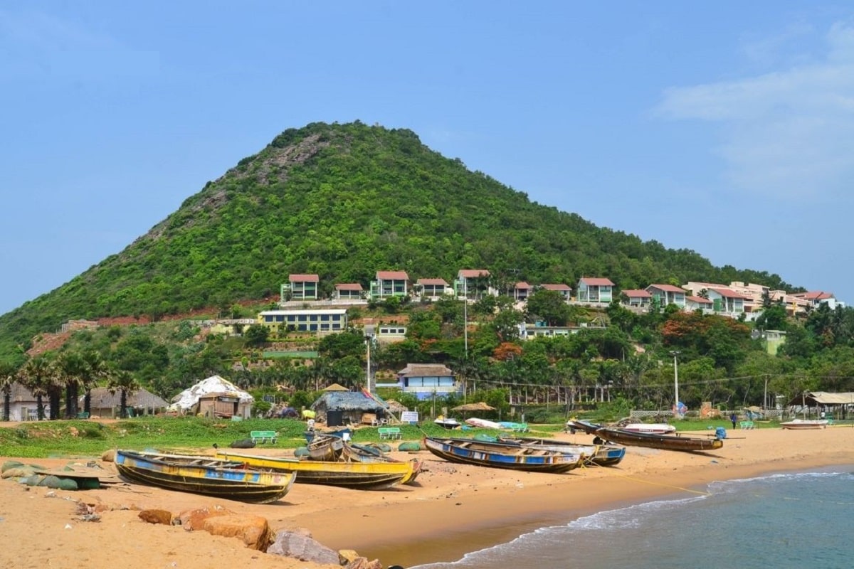 ருஷிகொண்டா கடற்கரை, விசாகப்பட்டினம் (Rushikonda Beach, Visakhapatnam) : கடற்கரை என்றவுடன் நம் மனதில் முதலில் தோன்றுவது கோவா கடற்கரை. இருப்பினும், அங்கு அதிகமான கூட்ட நெரிசல், பலரும் ஃபோட்டோ சூட் நடத்திய இடம் என்பதால், கோவா கடற்கரையில் புதுமையான சிலிர்க்கும் அளவிலான உணர்வுகள் இருக்காது. இதனால், வேறு எங்கு செல்வது என யோசித்தீர்கள் என்றால், விசாகப்பட்டினத்தில் உள்ள ருஷிகொண்டா கடற்கரை நல்ல தேர்வு. அங்குள்ள வெள்ளை நிறத்திலான மணல், தெளிந்த வண்ணமயமான நீரில் கலர்புல்லான புகைப்படங்களை எடுக்கலாம். கூட்டம் இருக்காது, அமைதியான முறையில் மலரும் நினைவுகளாக உங்கள் புகைப்படத்தை எடுத்து வரலாம். மேலும், காந்தி விலங்கியல் பூங்கா, டென்னெட்டி பூங்கா ஆகியவை இருக்கின்றன. ருஷிகொண்டா கடற்கரை, விசாகப்பட்டினம் (Rushikonda Beach, Visakhapatnam) : கடற்கரை என்றவுடன் நம் மனதில் முதலில் தோன்றுவது கோவா கடற்கரை. இருப்பினும், அங்கு அதிகமான கூட்ட நெரிசல், பலரும் ஃபோட்டோ சூட் நடத்திய இடம் என்பதால், கோவா கடற்கரையில் புதுமையான சிலிர்க்கும் அளவிலான உணர்வுகள் இருக்காது. இதனால், வேறு எங்கு செல்வது என யோசித்தீர்கள் என்றால், விசாகப்பட்டினத்தில் உள்ள ருஷிகொண்டா கடற்கரை நல்ல தேர்வு. அங்குள்ள வெள்ளை நிறத்திலான மணல், தெளிந்த வண்ணமயமான நீரில் கலர்புல்லான புகைப்படங்களை எடுக்கலாம். கூட்டம் இருக்காது, அமைதியான முறையில் மலரும் நினைவுகளாக உங்கள் புகைப்படத்தை எடுத்து வரலாம். மேலும், காந்தி விலங்கியல் பூங்கா, டென்னெட்டி பூங்கா ஆகியவை இருக்கின்றன.