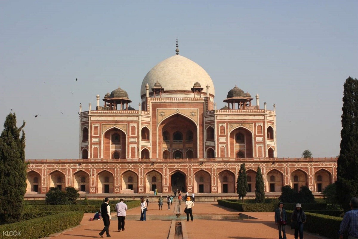 ஹுமாயூன் கல்லறை, டெல்லி (Humayun’s Tomb, Delhi) : முகலாய பேரரசைச் சேர்ந்த ஹூமாயூனின் கல்லறை திருமணத்திற்கு முந்தைய ஃபோட்டோ ஷூட்டிற்கு மிகவும் பிரபலமான ஒன்றாக கருதப்படுகிறது. அழகிய பேக்கரவுண்ட் மற்றும் பசுமை புல்தரை தோட்டங்கள் உள்ளன. ஒரே மாதிரியான ஸ்டைலில் புகைப்படங்கள் இருக்க வேண்டும் என விரும்புபவர்களுக்கு இந்த இடம் ஏற்றதாக இருக்கும். வார நாட்களில் காலைப் பொழுதில் ஹூமாயூனின் கல்லறைக்கு சென்றால், அமைதியான முறையில் ப்ரீ வெட்டிங் ஃபோட்டோ ஷூட்டை நிறைவு செய்யலாம். அப்போது பார்வையாளர்கள் எண்ணிக்கையும் மிகவும் குறைவாக இருக்கும். ஹுமாயூன் கல்லறை, டெல்லி (Humayun’s Tomb, Delhi) : முகலாய பேரரசைச் சேர்ந்த ஹூமாயூனின் கல்லறை திருமணத்திற்கு முந்தைய ஃபோட்டோ ஷூட்டிற்கு மிகவும் பிரபலமான ஒன்றாக கருதப்படுகிறது. அழகிய பேக்கரவுண்ட் மற்றும் பசுமை புல்தரை தோட்டங்கள் உள்ளன. ஒரே மாதிரியான ஸ்டைலில் புகைப்படங்கள் இருக்க வேண்டும் என விரும்புபவர்களுக்கு இந்த இடம் ஏற்றதாக இருக்கும். வார நாட்களில் காலைப் பொழுதில் ஹூமாயூனின் கல்லறைக்கு சென்றால், அமைதியான முறையில் ப்ரீ வெட்டிங் ஃபோட்டோ ஷூட்டை நிறைவு செய்யலாம். அப்போது பார்வையாளர்கள் எண்ணிக்கையும் மிகவும் குறைவாக இருக்கும்.