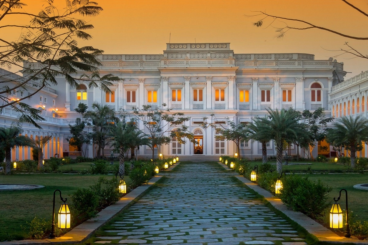 தாஜ் ஃபலக்னுமா அரண்மனை, ஹைதராபாத் (Taj Falaknuma Palace, Hyderabad) : பிரபலங்களின் திருமணத்திற்கு முந்தைய ப்ரீ வெட்டிங் ஃபோட்டோ சூட் செய்யவதற்கு தேர்வு செய்யக்கூடிய இடங்களில் முதன்மையான இடத்தில் ஹைதராபாத்தில் உள்ள தாஜ் ஃபலக்னுமா அரண்மணை உள்ளது. ஆடம்பர ஹோட்டலான இது வசீகரிக்கும் கட்டடக் கலையைக் கொண்டுள்ளது. இருவரின் அன்பையும், ஸ்பரிசத்தையும் புகைப்படங்களாக மாற்ற விரும்பினால், இந்த இடம் அதற்கு சரியான தேர்வாக இருக்கும். இயற்கையான இடங்கள், லைட் செட்டிங் என எதைப்பற்றியும் கவலை கொள்ளத் தேவையில்லை. அனைத்து வசதிகளும் பிரம்மாண்ட ஹோட்டலில் உள்ளன. மேலும், சௌமஹல்லா அரண்மனை, வேதா நிலையம், ஜகதம்பா கோவில் உள்ளிட்ட இடங்களும் உள்ளன. தாஜ் ஃபலக்னுமா அரண்மனை, ஹைதராபாத் (Taj Falaknuma Palace, Hyderabad) : பிரபலங்களின் திருமணத்திற்கு முந்தைய ப்ரீ வெட்டிங் ஃபோட்டோ சூட் செய்யவதற்கு தேர்வு செய்யக்கூடிய இடங்களில் முதன்மையான இடத்தில் ஹைதராபாத்தில் உள்ள தாஜ் ஃபலக்னுமா அரண்மணை உள்ளது. ஆடம்பர ஹோட்டலான இது வசீகரிக்கும் கட்டடக் கலையைக் கொண்டுள்ளது. இருவரின் அன்பையும், ஸ்பரிசத்தையும் புகைப்படங்களாக மாற்ற விரும்பினால், இந்த இடம் அதற்கு சரியான தேர்வாக இருக்கும். இயற்கையான இடங்கள், லைட் செட்டிங் என எதைப்பற்றியும் கவலை கொள்ளத் தேவையில்லை. அனைத்து வசதிகளும் பிரம்மாண்ட ஹோட்டலில் உள்ளன. மேலும், சௌமஹல்லா அரண்மனை, வேதா நிலையம், ஜகதம்பா கோவில் உள்ளிட்ட இடங்களும் உள்ளன.