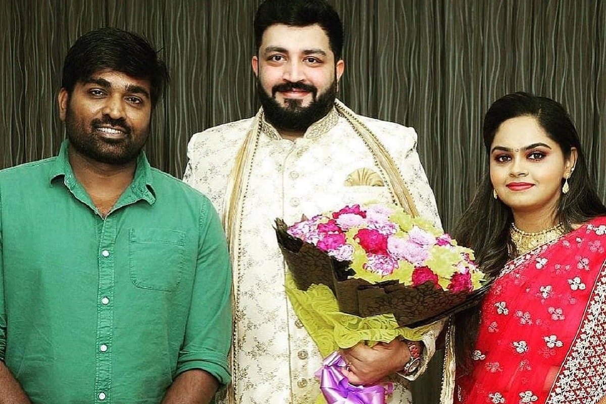 சமீபத்தில் திருமணம் செய்து கொண்ட சித்தார்த் விபின் - ஸ்ரியா தம்பதியை நடிகர் விஜய் சேதுபதி வாழ்த்தியுள்ளார். சமீபத்தில் திருமணம் செய்து கொண்ட சித்தார்த் விபின் - ஸ்ரியா தம்பதியை நடிகர் விஜய் சேதுபதி வாழ்த்தியுள்ளார்.