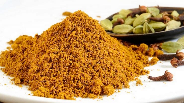 வீட்டில் இருக்கும் நிறைய பெண்கள் அவர்களின் பாட்டியிடம் டிப்ஸ் கேட்டு விதவிதமான மசாலாக்களை தயாரித்து வருகின்றனர்.அந்த வகையில் இட்லி பொடி, சாம்பார் பொடி, மல்லி பொடி, கரமசாலா பொடி,பூண்டு பொடி, ரசப்பொடி, கறிவேப்பிலை பொடி இப்படி பொடி வகைகளை செய்து அருகில் இருக்கும் மளிகைக்கடை அல்லது அக்கம் பக்கத்தினரிடமும் கூறி விற்பனை செய்யலாம்.இதற்கான விலையை உங்களுக்கு லாபம் கிடைக்கும் வகையில் நீங்களே தீர்மானித்து கொள்ளுங்கள்.அதே சமயத்தில் வாங்குபவர்களுக்கும் ஏற்ற விலையில் கொடுத்தால் சில நாட்களிலே உங்கள் பிச்னஸ் சூடு பிடித்துவிடும். வீட்டில் இருக்கும் நிறைய பெண்கள் அவர்களின் பாட்டியிடம் டிப்ஸ் கேட்டு விதவிதமான மசாலாக்களை தயாரித்து வருகின்றனர்.அந்த வகையில் இட்லி பொடி, சாம்பார் பொடி, மல்லி பொடி, கரமசாலா பொடி,பூண்டு பொடி, ரசப்பொடி, கறிவேப்பிலை பொடி இப்படி பொடி வகைகளை செய்து அருகில் இருக்கும் மளிகைக்கடை அல்லது அக்கம் பக்கத்தினரிடமும் கூறி விற்பனை செய்யலாம்.இதற்கான விலையை உங்களுக்கு லாபம் கிடைக்கும் வகையில் நீங்களே தீர்மானித்து கொள்ளுங்கள்.அதே சமயத்தில் வாங்குபவர்களுக்கும் ஏற்ற விலையில் கொடுத்தால் சில நாட்களிலே உங்கள் பிச்னஸ் சூடு பிடித்துவிடும்.