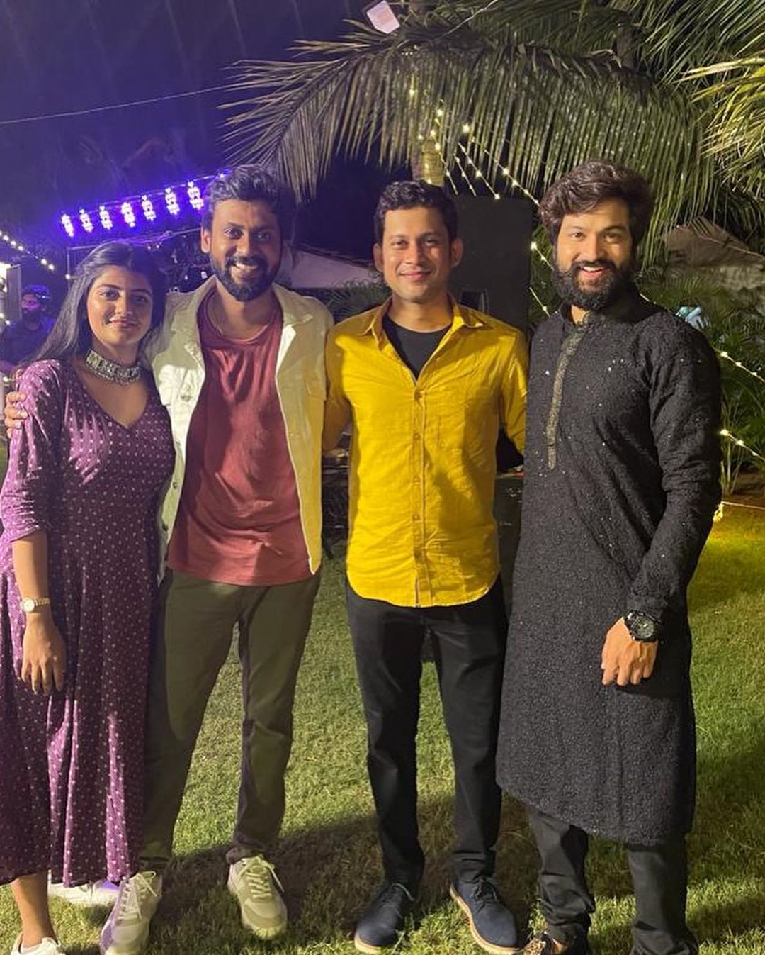 தற்போது ரியோ வீட்டு விழாவில் பிக் பாஸ் பிரபலங்கள் மட்டுமல்லாமல், சீரியல் பிரபலங்களும் கலந்துக் கொண்டுள்ளனர். தற்போது ரியோ வீட்டு விழாவில் பிக் பாஸ் பிரபலங்கள் மட்டுமல்லாமல், சீரியல் பிரபலங்களும் கலந்துக் கொண்டுள்ளனர்.
