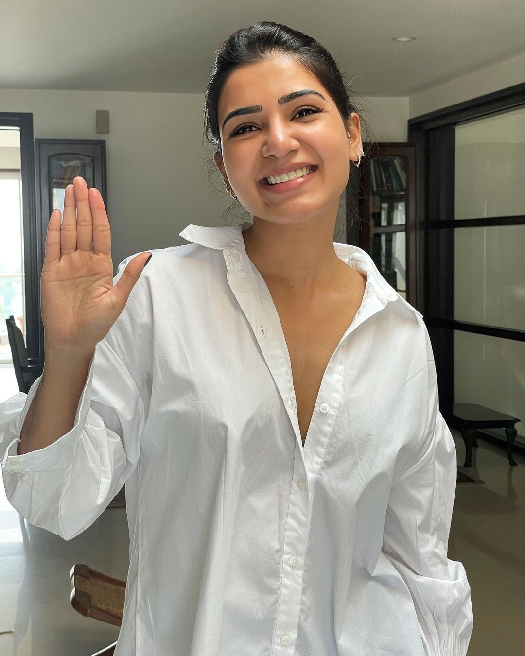 மேலும் நடிகை சமந்தா அடிக்கடி தான் போட்டோஷூட் செய்த புகைப்படங்களை சமூக வலைதளங்களில் பதிவிடுவார்.அவற்றின் சில புகைப்படங்கள் இதோ.. மேலும் நடிகை சமந்தா அடிக்கடி தான் போட்டோஷூட் செய்த புகைப்படங்களை சமூக வலைதளங்களில் பதிவிடுவார்.அவற்றின் சில புகைப்படங்கள் இதோ..