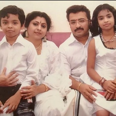 Sivaangi's Childhood Picture with her family