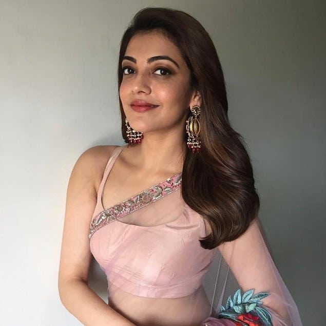 7. அழகுப்படுத்திக்கொள்ளுங்கள் : அழகுப்படுத்திக்கொள்வது ஒருவருக்குள் நம்பிக்கையை அதிகப்படுத்தும் என காஜல் தெரிவிதுள்ளார். இதனால், தன்னை அழகுப்படுத்திக்கொள்வதை விரும்பி செய்வதாகவும், வெளியில் செல்லும்போது சிவப்பு கலர் லிப்ஸ்டிக்கை பயன்படுத்துவதாகவும் கூறியுள்ளார். முகத்தில் இருக்கும் அனைத்து பாகங்களுக்கும் கிரீம் அப்ளை செய்யும்போதுதான் முகம் பளிச் சென்று இருக்கும் எனவும் காஜல் தெரிவித்துள்ளார். 7. அழகுப்படுத்திக்கொள்ளுங்கள் : அழகுப்படுத்திக்கொள்வது ஒருவருக்குள் நம்பிக்கையை அதிகப்படுத்தும் என காஜல் தெரிவிதுள்ளார். இதனால், தன்னை அழகுப்படுத்திக்கொள்வதை விரும்பி செய்வதாகவும், வெளியில் செல்லும்போது சிவப்பு கலர் லிப்ஸ்டிக்கை பயன்படுத்துவதாகவும் கூறியுள்ளார். முகத்தில் இருக்கும் அனைத்து பாகங்களுக்கும் கிரீம் அப்ளை செய்யும்போதுதான் முகம் பளிச் சென்று இருக்கும் எனவும் காஜல் தெரிவித்துள்ளார்.