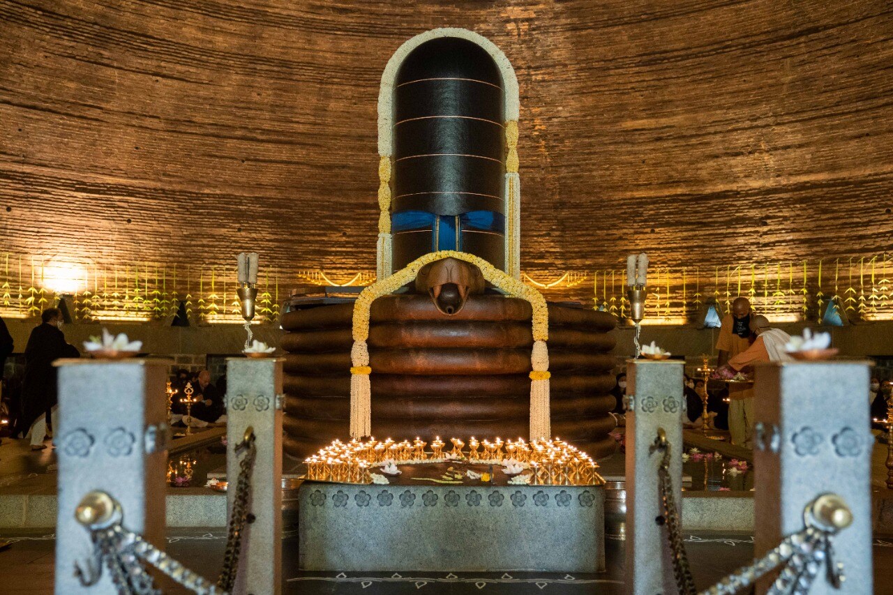 மார்ச் 11-ம் தேதி மாலை 6 மணிக்கு லிங்க பைரவி தேவியின் ஊர்வலத்துடன் விழா இனிதே தொடங்கியது. தியானலிங்கத்தில் பஞ்சபூத க்ரியா நிகழ்ச்சி நிறைவு பெற்ற பின்னர், விழா மேடையில் லிங்க பைரவி தேவிக்கு மஹா ஆரத்தி நடைபெற்றது. இதை தொடர்ந்து, சத்குரு அவர்கள் பல லட்சக்கணக்கான மக்களுக்கு யோகா விஞ்ஞானத்தை பரிமாற உறுதி ஏற்கும் விதமாக மஹா யோக யக்ஞத்தை (வேள்வியை) ஏற்றி வைத்தார். மார்ச் 11-ம் தேதி மாலை 6 மணிக்கு லிங்க பைரவி தேவியின் ஊர்வலத்துடன் விழா இனிதே தொடங்கியது. தியானலிங்கத்தில் பஞ்சபூத க்ரியா நிகழ்ச்சி நிறைவு பெற்ற பின்னர், விழா மேடையில் லிங்க பைரவி தேவிக்கு மஹா ஆரத்தி நடைபெற்றது. இதை தொடர்ந்து, சத்குரு அவர்கள் பல லட்சக்கணக்கான மக்களுக்கு யோகா விஞ்ஞானத்தை பரிமாற உறுதி ஏற்கும் விதமாக மஹா யோக யக்ஞத்தை (வேள்வியை) ஏற்றி வைத்தார்.