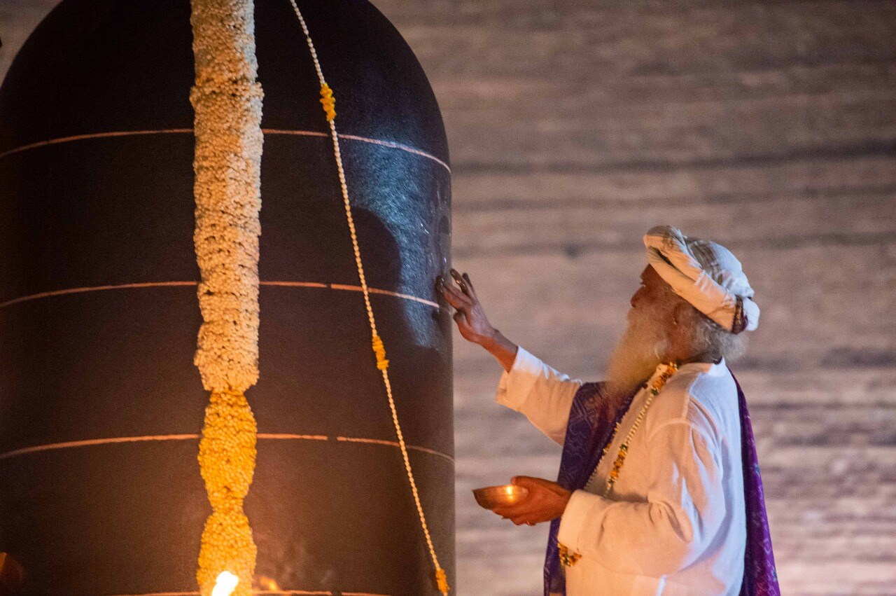 சிவனின் அருள் பெற உகந்த இரவு: பின்னர், விழா தொடக்கவுரை ஆற்றிய சத்குரு, “மஹாசிவராத்திரி என்பது சிவனின் அருளை பெறுவதற்கு உகந்த ஒரு மகத்தான இரவாகும். இதை ஓரு குறிப்பிட்ட மதம் சார்ந்த அல்லது நம்பிக்கை சார்ந்த விழாவாக பார்க்க கூடாது. சிவனின் அருள் பெற உகந்த இரவு: பின்னர், விழா தொடக்கவுரை ஆற்றிய சத்குரு, “மஹாசிவராத்திரி என்பது சிவனின் அருளை பெறுவதற்கு உகந்த ஒரு மகத்தான இரவாகும். இதை ஓரு குறிப்பிட்ட மதம் சார்ந்த அல்லது நம்பிக்கை சார்ந்த விழாவாக பார்க்க கூடாது.