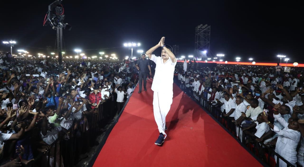 கூட்டத்தின் நிறைவாக துரைமுருகன், டி.ஆர் பாலு ஆகியோருடன் மு.க. ஸ்டாலின் இணைந்து மேடையில் நடந்து சென்று தொண்டர்களை பார்த்து கையசைத்தார். கூட்டத்தின் நிறைவாக துரைமுருகன், டி.ஆர் பாலு ஆகியோருடன் மு.க. ஸ்டாலின் இணைந்து மேடையில் நடந்து சென்று தொண்டர்களை பார்த்து கையசைத்தார்.