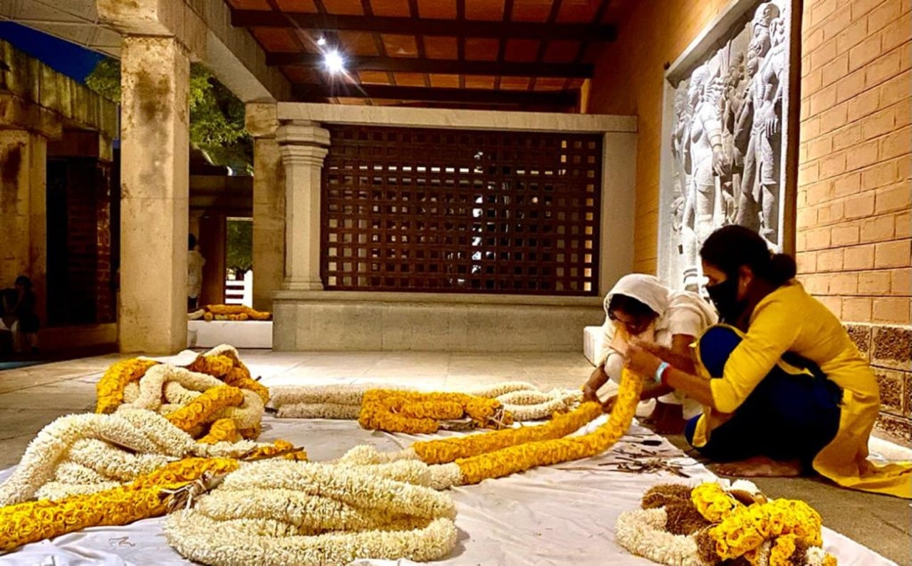 ஆகவே, இன்றைய இரவு முழுவதும் முதுகு தண்டை நேராக வைத்து கொண்டு விழிப்பாகவும் விழிப்புணர்வாகவும் இருந்தால் நீங்கள் அளப்பரிய பலன்களை பெற முடியும். ஆரோக்கியம், நல்வாழ்விற்கு மட்டுமின்றி ஒருவரின் முக்திக்கும் இந்நாள் மிகவும் உறுதுணையாக இருக்கும்” என்றார். ஆகவே, இன்றைய இரவு முழுவதும் முதுகு தண்டை நேராக வைத்து கொண்டு விழிப்பாகவும் விழிப்புணர்வாகவும் இருந்தால் நீங்கள் அளப்பரிய பலன்களை பெற முடியும். ஆரோக்கியம், நல்வாழ்விற்கு மட்டுமின்றி ஒருவரின் முக்திக்கும் இந்நாள் மிகவும் உறுதுணையாக இருக்கும்” என்றார்.