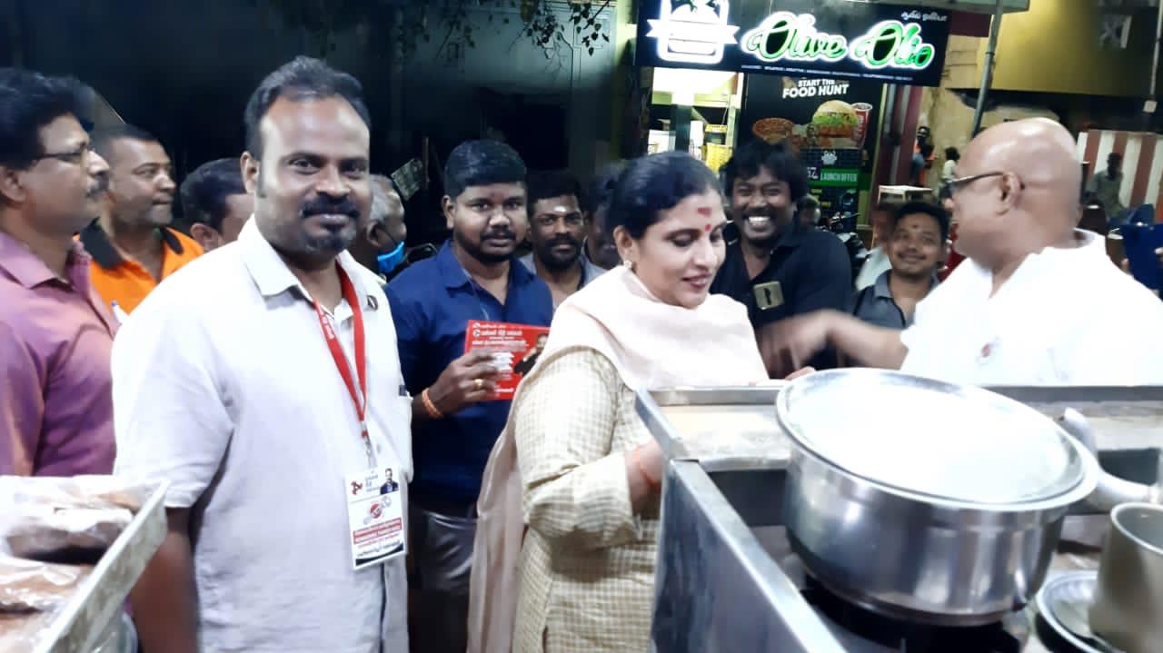 அப்போது அவருடன் பிக்பாஸ் சீசன் 4 போட்டியாளரான சுரேஷ் சக்கரவர்த்தியும் பிரசாரத்தில் ஈடுபட்டுள்ளார். அப்போது அவருடன் பிக்பாஸ் சீசன் 4 போட்டியாளரான சுரேஷ் சக்கரவர்த்தியும் பிரசாரத்தில் ஈடுபட்டுள்ளார்.
