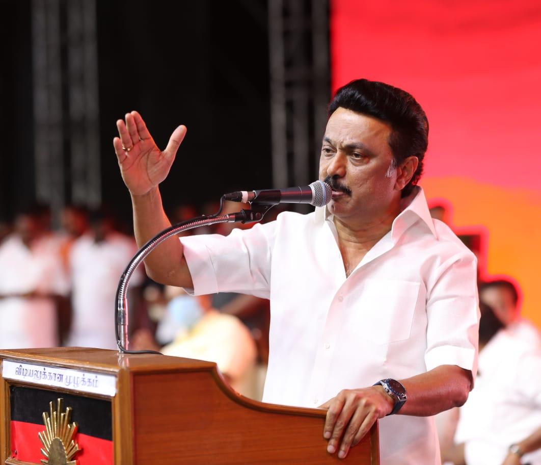 பொதுக் கூட்டத்தில் சிறப்புரையாற்றிய திமுக தலைவர் மு.க.ஸ்டாலின், திமுக ஆட்சிக் காலத்தில் தமிழகம் அனைத்து துறைகளிலும் வளர்ச்சியடைந்ததாகவும், நவீன தமிழகமாக உருவாக்கப்பட்டதாகவும் பெருமிதம் தெரிவித்தார். பொதுக் கூட்டத்தில் சிறப்புரையாற்றிய திமுக தலைவர் மு.க.ஸ்டாலின், திமுக ஆட்சிக் காலத்தில் தமிழகம் அனைத்து துறைகளிலும் வளர்ச்சியடைந்ததாகவும், நவீன தமிழகமாக உருவாக்கப்பட்டதாகவும் பெருமிதம் தெரிவித்தார்.