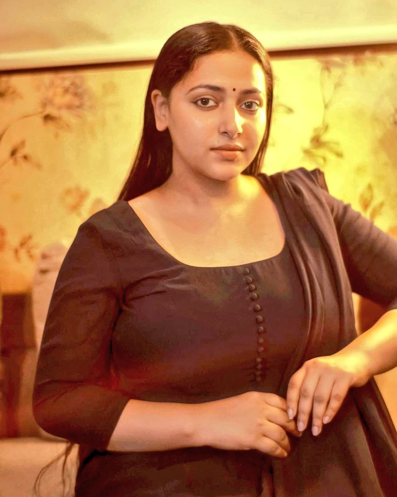 லட்சுமி மேனன், ஸ்ரீ திவ்யா, மேகா ஆகாஷ் போன்ற நடிகைகள் அந்தந்த காலக்கட்டத்தில் இணைய ரசிகர்களை தங்கள் வசப்படுத்தியிருந்தனர். லட்சுமி மேனன், ஸ்ரீ திவ்யா, மேகா ஆகாஷ் போன்ற நடிகைகள் அந்தந்த காலக்கட்டத்தில் இணைய ரசிகர்களை தங்கள் வசப்படுத்தியிருந்தனர்.