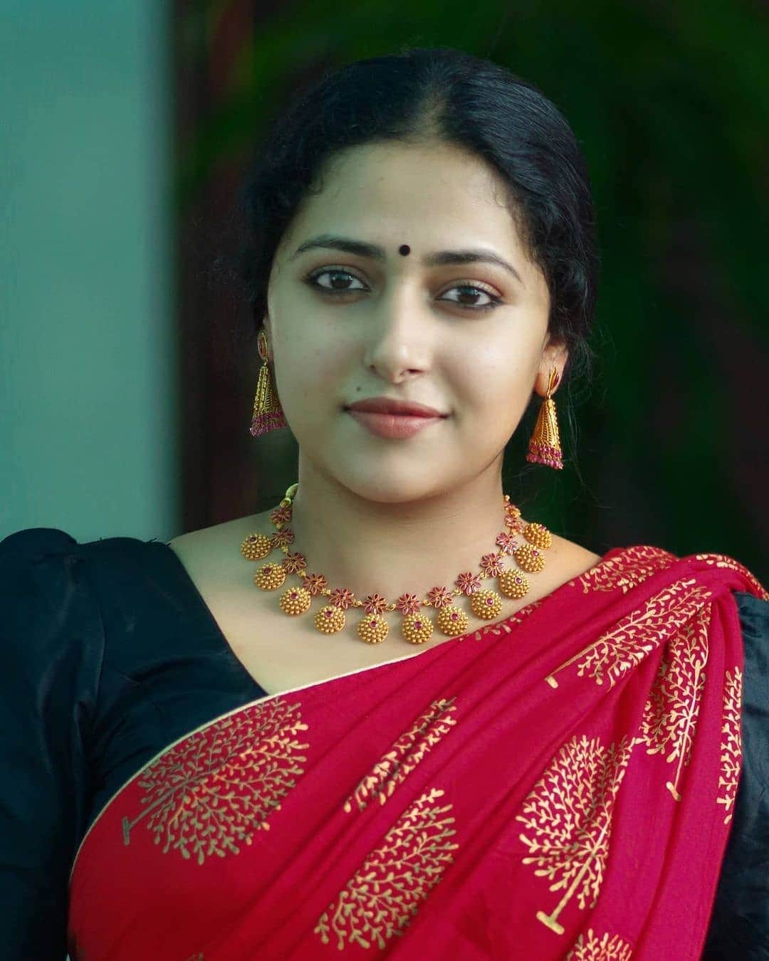 கடந்த 2013-ல் வெளியான, “பட்டாஸ் பாம்”, “ஒரு இந்தியன் ப்ராணக்கதா” போன்ற படங்களில் குழந்தை நட்சத்திரமாக அறிமுகமானார் அனு. கடந்த 2013-ல் வெளியான, “பட்டாஸ் பாம்”, “ஒரு இந்தியன் ப்ராணக்கதா” போன்ற படங்களில் குழந்தை நட்சத்திரமாக அறிமுகமானார் அனு.