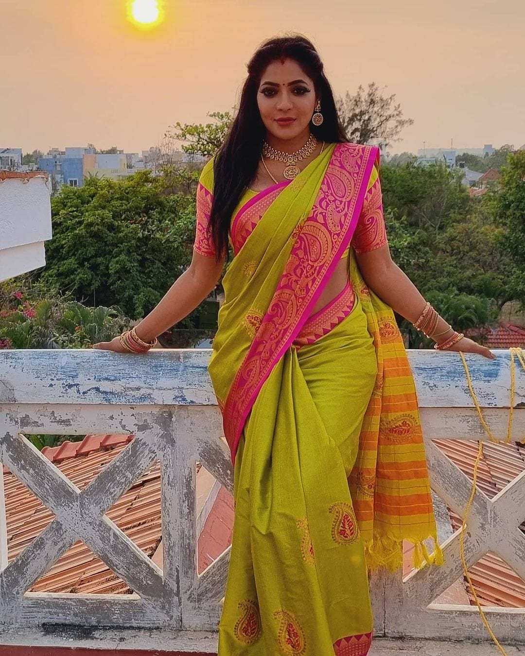 தற்போது சன் டிவியில் ஒளிப்பரப்பாகும் ‘அன்பே வா’ சீரியலிலும் நடித்து வருகிறார். இவரின் வில்லி கதாபாத்திரத்திற்கு சீரியல் பிரியர்களிடம் நல்ல வரவேற்பு கிடைத்துள்ளது. தற்போது சன் டிவியில் ஒளிப்பரப்பாகும் ‘அன்பே வா’ சீரியலிலும் நடித்து வருகிறார். இவரின் வில்லி கதாபாத்திரத்திற்கு சீரியல் பிரியர்களிடம் நல்ல வரவேற்பு கிடைத்துள்ளது.
