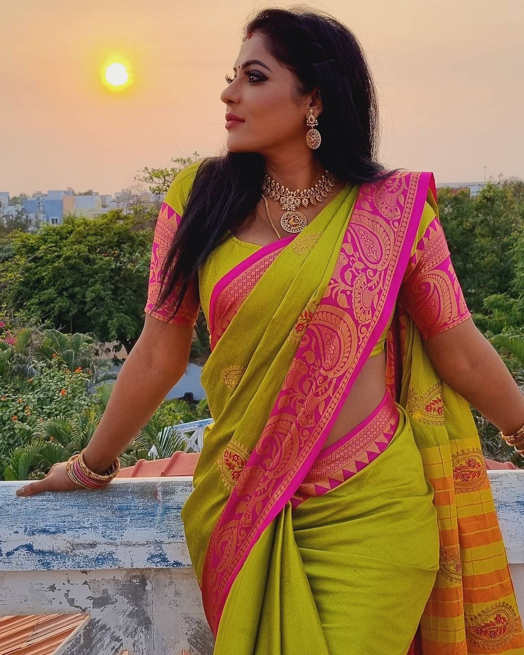 நடிகை ரேஷ்மா வேலைன்னு வந்துட்டா வெல்லக்காரன், கோ 2 உள்ளிட்ட படங்களில் சிறிய கதாபாத்திரங்களில் நடித்துள்ளார். நடிகை ரேஷ்மா வேலைன்னு வந்துட்டா வெல்லக்காரன், கோ 2 உள்ளிட்ட படங்களில் சிறிய கதாபாத்திரங்களில் நடித்துள்ளார்.
