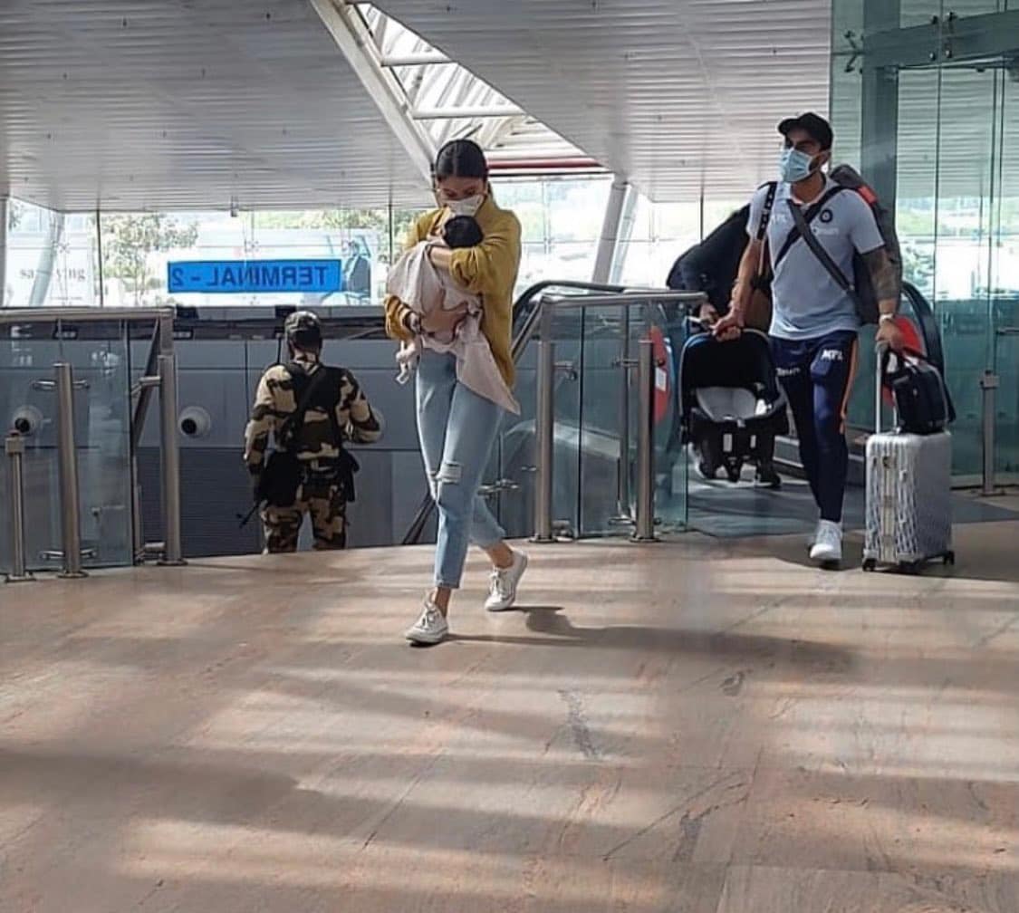 இந்நிலையில் ஞாயிற்றுக்கிழமை, விராட் கோலி மற்றும் அனுஷ்கா சர்மா ஆகியோர் தங்கள் மகள் வாமிகாவுடன் அகமதாபாத் விமான நிலையத்தில் காணப்பட்டனர். இந்நிலையில் ஞாயிற்றுக்கிழமை, விராட் கோலி மற்றும் அனுஷ்கா சர்மா ஆகியோர் தங்கள் மகள் வாமிகாவுடன் அகமதாபாத் விமான நிலையத்தில் காணப்பட்டனர்.