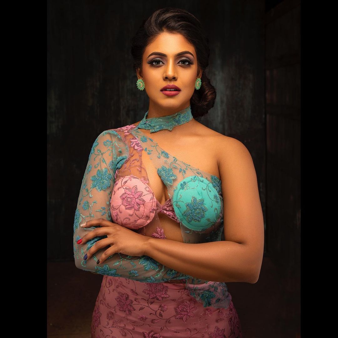 நடிகை இனியா தமிழ் சினிமாவில் வாகை சூடவா, மாசாணி, நான் சிகப்பு மனிதன் என பல படங்கள் நடித்துள்ளார். நடிகை இனியா தமிழ் சினிமாவில் வாகை சூடவா, மாசாணி, நான் சிகப்பு மனிதன் என பல படங்கள் நடித்துள்ளார்.