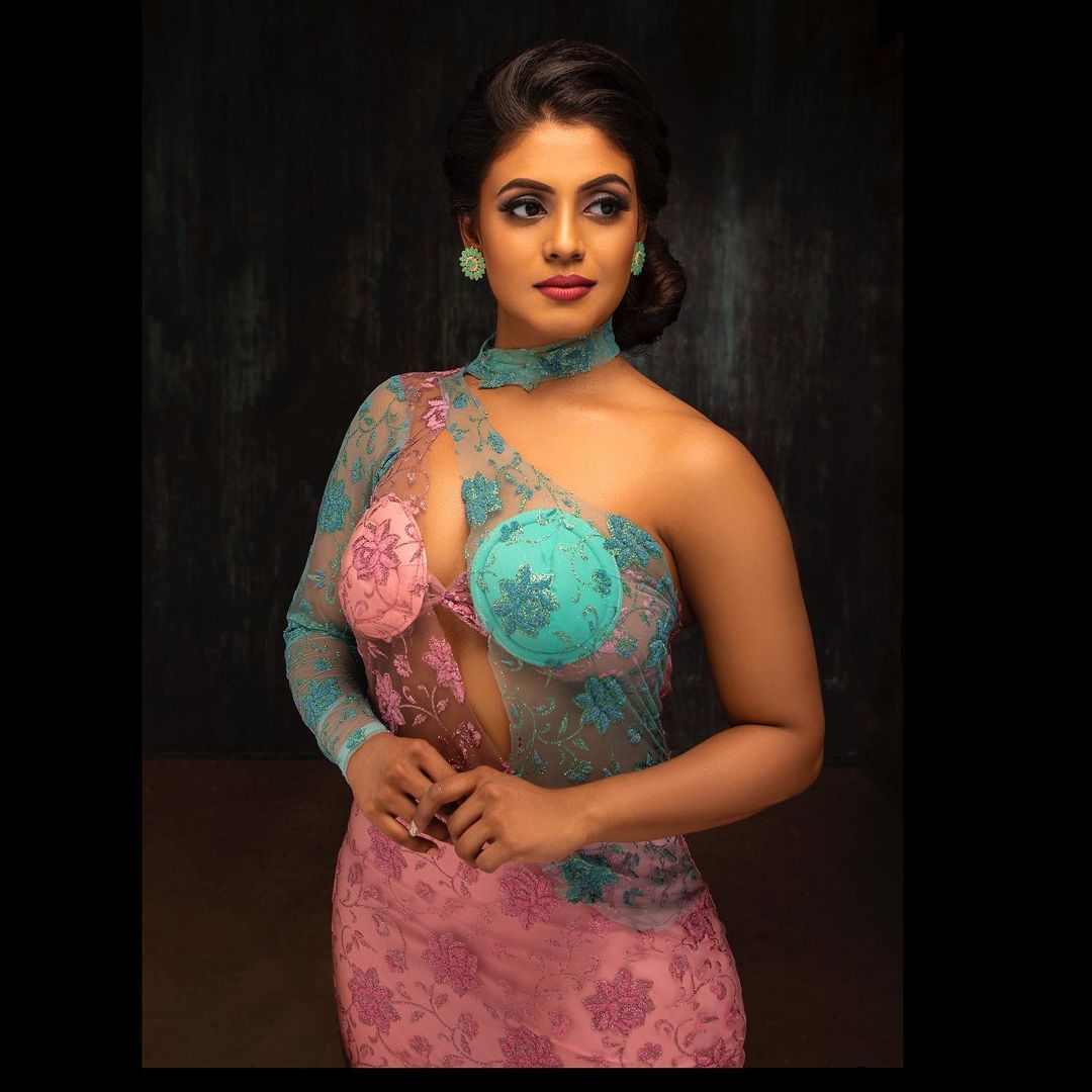 2018 ஆம் ஆண்டு இவர் நடித்த ‘பொட்டு’ என்ற ஹாரர் திரைப்படம் வெளியானது.அதற்கு பிறகு தமிழில் இவர் நடிப்பில் எந்த படமும் வெளியாகவில்லை. 2018 ஆம் ஆண்டு இவர் நடித்த ‘பொட்டு’ என்ற ஹாரர் திரைப்படம் வெளியானது.அதற்கு பிறகு தமிழில் இவர் நடிப்பில் எந்த படமும் வெளியாகவில்லை.