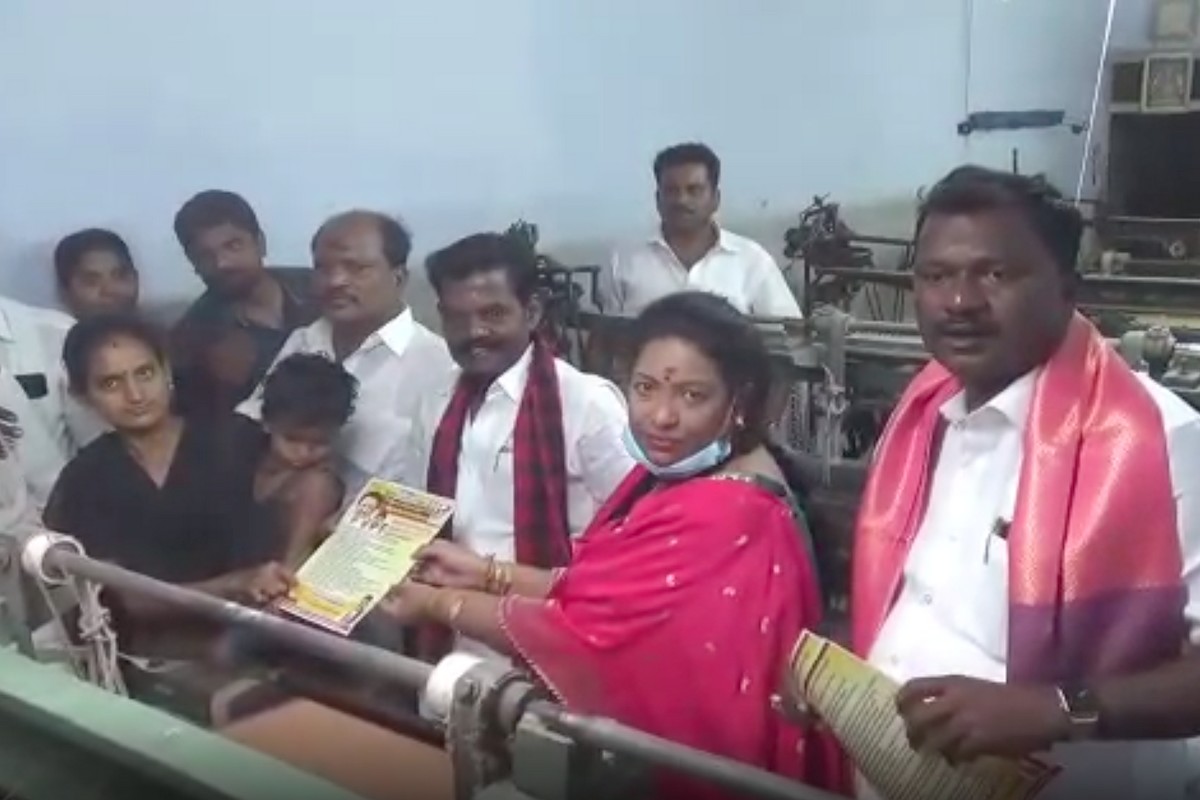 விசைத்தறி இயக்கி நெசவாளர்களிடம் பிரச்சாரம் செய்த ஜெகத்ரட்சகன் மகள்