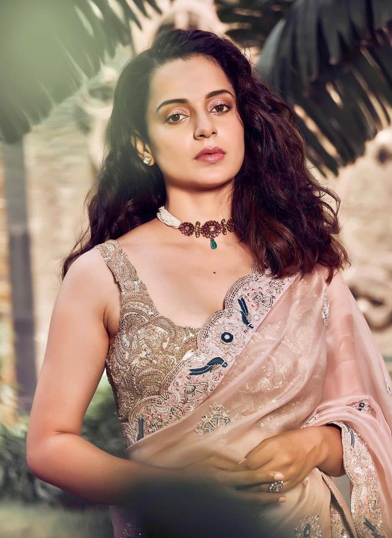 இந்தியாவில் முக்கிய பெண் அரசியல்வாதியாக திகழ்ந்த ஜெயலலிதாவின் வாழ்க்கை வரலாற்றை திரையில் பார்க்க காத்திருக்கிறார்கள் ரசிகர்கள். இந்தியாவில் முக்கிய பெண் அரசியல்வாதியாக திகழ்ந்த ஜெயலலிதாவின் வாழ்க்கை வரலாற்றை திரையில் பார்க்க காத்திருக்கிறார்கள் ரசிகர்கள்.