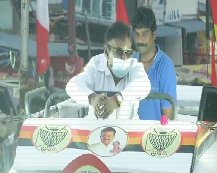 வாக்காளர்களிடம் வேனில் நின்றபடியும் கையை அசைத்தபடி வாக்கு சேகரித்து முக கவசம் அணிந்த படி வேனில் இருந்தவாறு வாக்கு கேட்டுவிட்டு தேமுதிக தலைவர் விஜயகாந்த் கிளம்பிச் சென்றார் வாக்காளர்களிடம் வேனில் நின்றபடியும் கையை அசைத்தபடி வாக்கு சேகரித்து முக கவசம் அணிந்த படி வேனில் இருந்தவாறு வாக்கு கேட்டுவிட்டு தேமுதிக தலைவர் விஜயகாந்த் கிளம்பிச் சென்றார்
