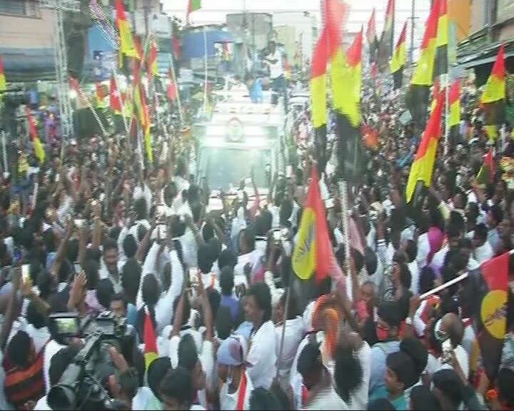 கும்முடிபூண்டி பேருந்து நிலையத்தில் வேனில் அமர்ந்தபடி தேமுதிக தலைவர் விஜயகாந்த் தனது முதற் கட்ட தேர்தல் பரப்புரையை மேற்கொண்டார். கும்முடிபூண்டி பேருந்து நிலையத்தில் வேனில் அமர்ந்தபடி தேமுதிக தலைவர் விஜயகாந்த் தனது முதற் கட்ட தேர்தல் பரப்புரையை மேற்கொண்டார்.
