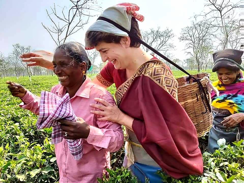 அசாம் மாநிலத்தில் தேர்தல் பிரசாரம் மேற்கொண்ட காங்கிரஸ் பொதுச்செயலாளர் பிரியங்கா காந்தி பழங்குடியின பெண்களுடன் நடனமாடினார். லகிம்பூர் தேயிலை பறிக்கும் தொழிலில் ஈடுபட்டு வரும் பழங்குடியின பெண்களிடம் பேசிய பிரியங்கா காந்தி, அவர்களுடன் ஜூமூர் என்ற நடனத்தை ஆடினார். அசாம் மாநிலத்தில் தேர்தல் பிரசாரம் மேற்கொண்ட காங்கிரஸ் பொதுச்செயலாளர் பிரியங்கா காந்தி பழங்குடியின பெண்களுடன் நடனமாடினார். லகிம்பூர் தேயிலை பறிக்கும் தொழிலில் ஈடுபட்டு வரும் பழங்குடியின பெண்களிடம் பேசிய பிரியங்கா காந்தி, அவர்களுடன் ஜூமூர் என்ற நடனத்தை ஆடினார்.