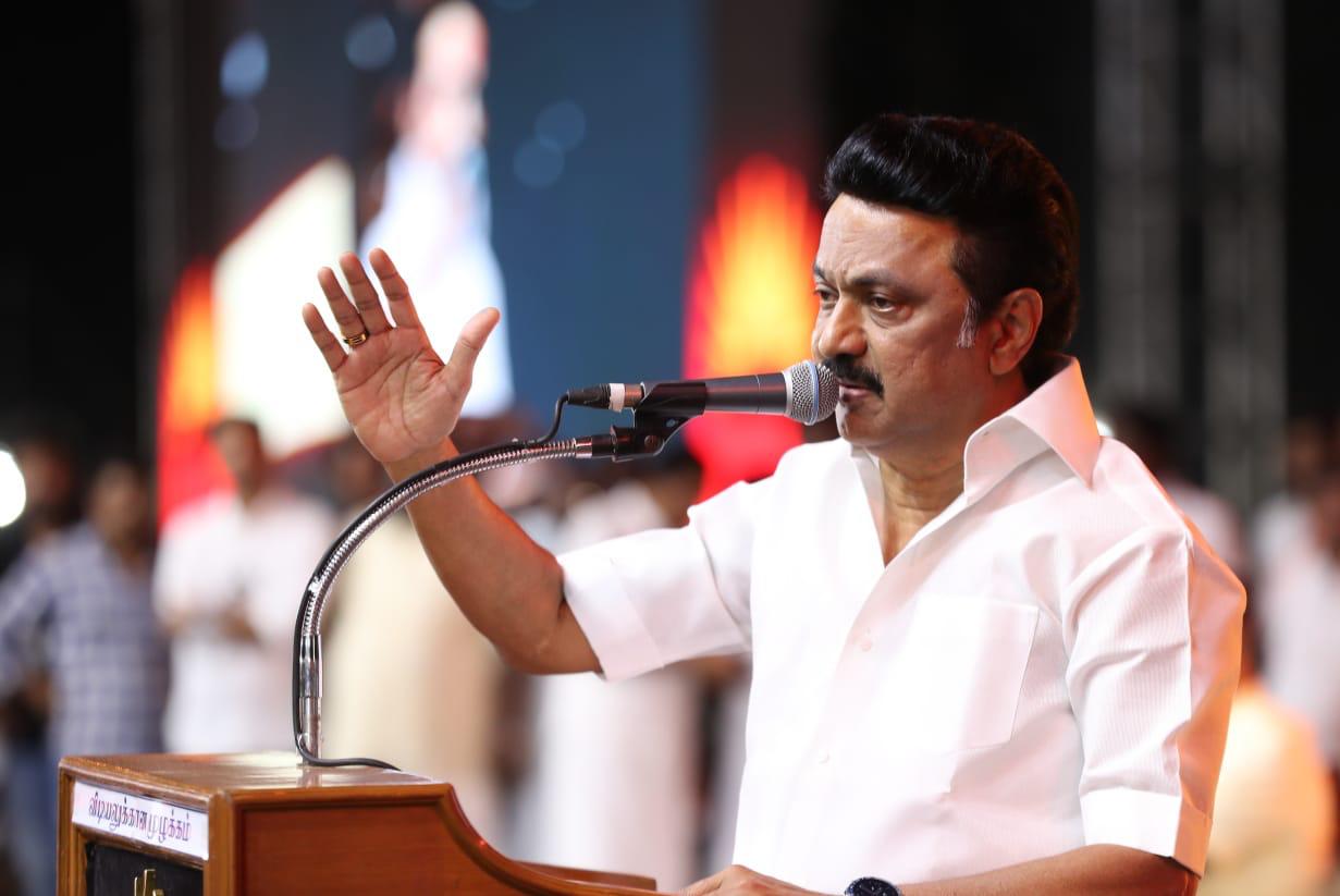 சட்டமன்றத் தேர்தலில் திமுக-வின் வெற்றியை எந்தக் கொம்பனாலும் தடுக்க முடியாது எனக் கூறிய ஸ்டாலின், திமுக-வினர் வீதிவீதியாக சென்று தொலைநோக்கு திட்டத்தை மக்களிடம் கொண்டு சேர்க்க வேண்டும் என கேட்டுக் கொண்டார் சட்டமன்றத் தேர்தலில் திமுக-வின் வெற்றியை எந்தக் கொம்பனாலும் தடுக்க முடியாது எனக் கூறிய ஸ்டாலின், திமுக-வினர் வீதிவீதியாக சென்று தொலைநோக்கு திட்டத்தை மக்களிடம் கொண்டு சேர்க்க வேண்டும் என கேட்டுக் கொண்டார்